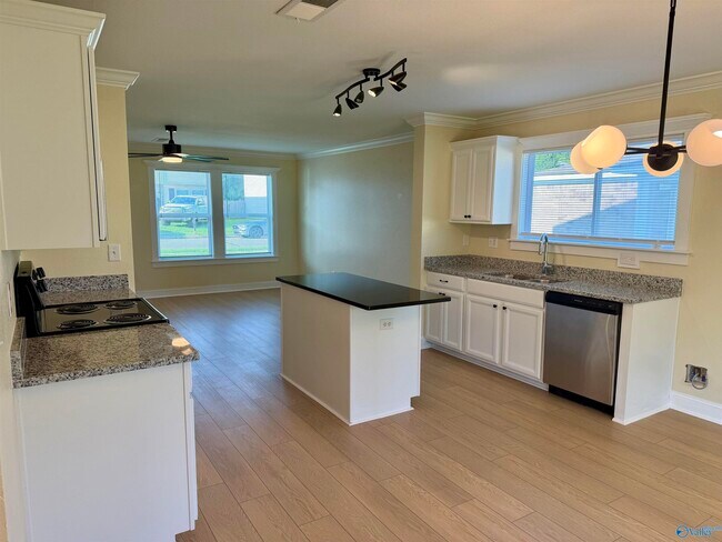 Building Photo - 226 Dormont Dr NE