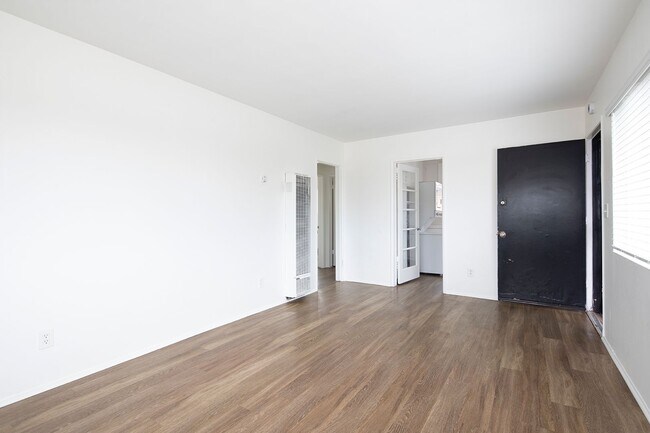 Building Photo - *OPEN HOUSE: 9/28 11:30AM-1PM* Upstairs 2B...