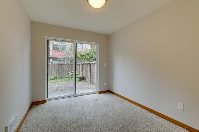 Building Photo - Bright, Modern 3 bed 2.5 Bath Townhome in ...