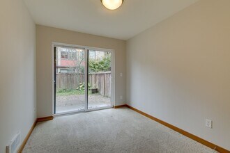 Building Photo - Bright, Modern 3 bed 2.5 Bath Townhome in ...
