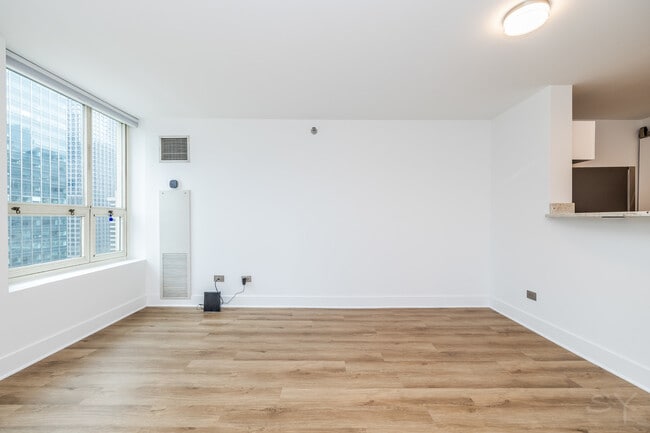 Building Photo - 345 N La Salle Dr