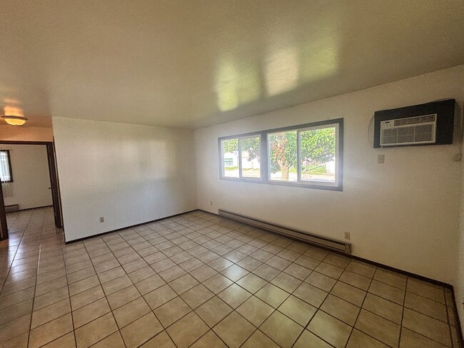Primary Photo - 1728 La Cres St