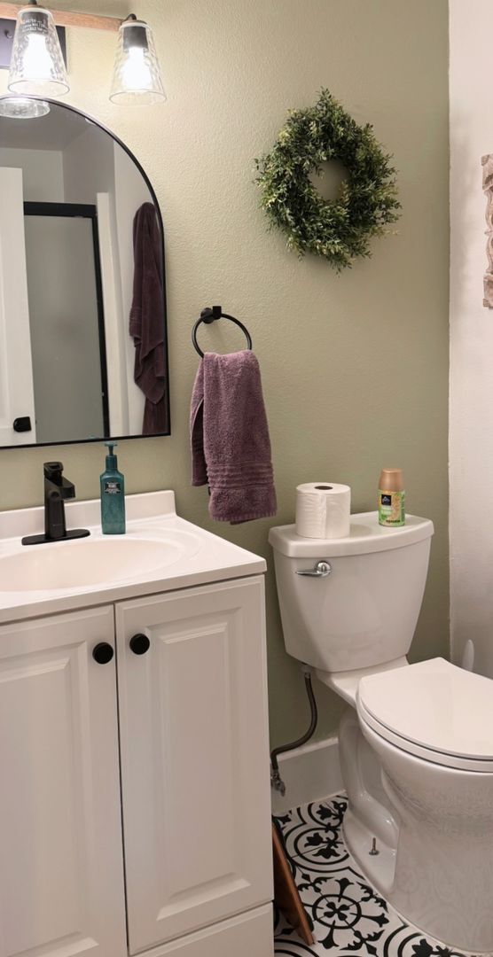 Building Photo - Fantastic Home Close to Schools, Shopping ...