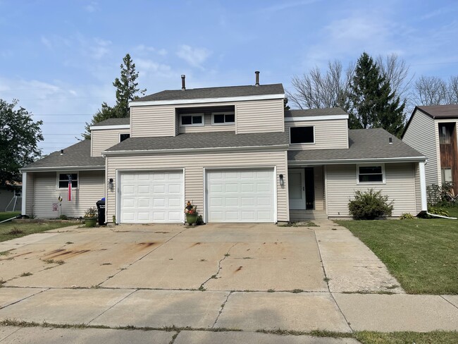 Building Photo - 806 E Sylvan Ave