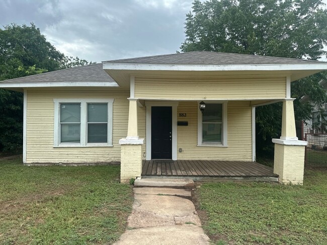 Building Photo - 2 bed 1 bath; AVAILABLE NOW!