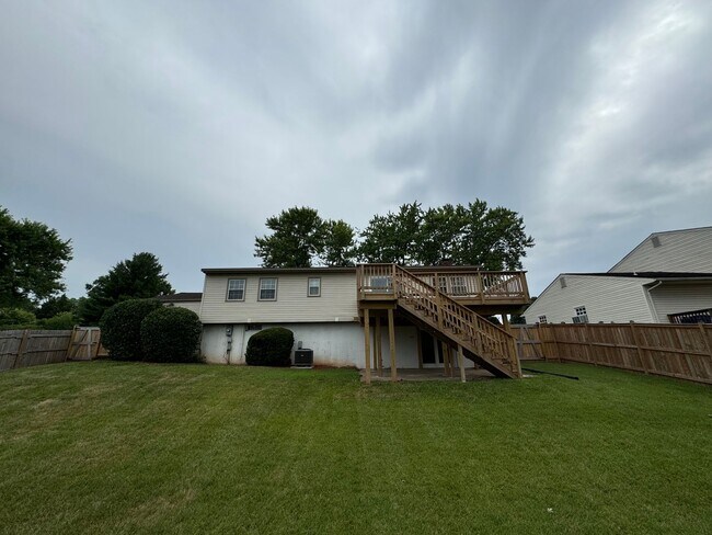 Building Photo - Spacious 5 Bed 3 Bath Home Walking Distanc...
