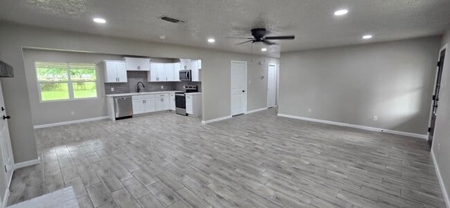Building Photo - 204 Dogwood Ln