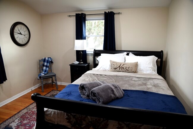 Building Photo - 2346 Pine St