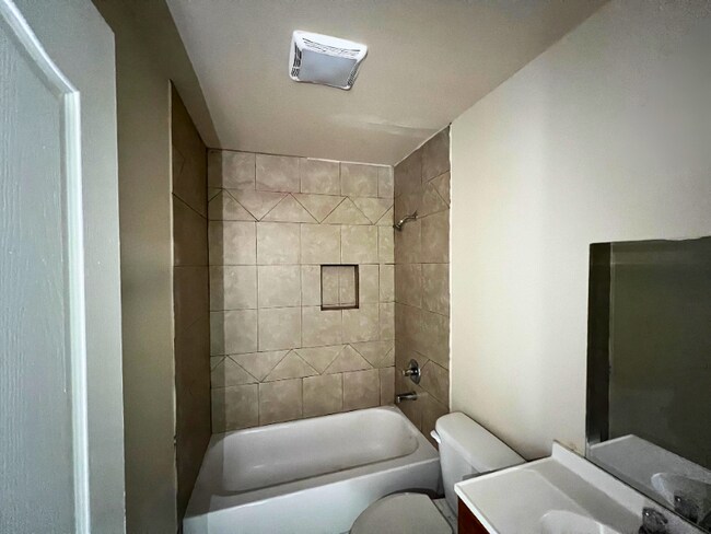 Building Photo - 301 E Locust St