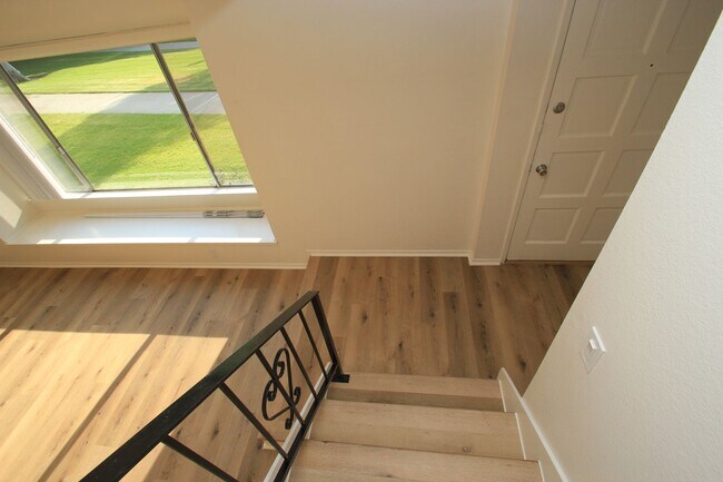 Building Photo - For Rent: Upgraded 3-Bedroom Condo in Todd...