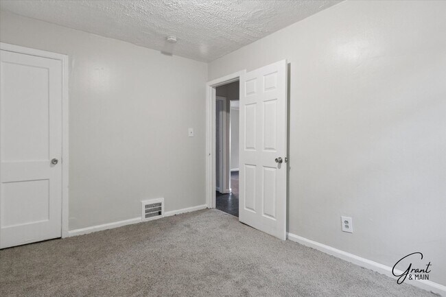 Building Photo - 3 bedroom bungalow - $1,200