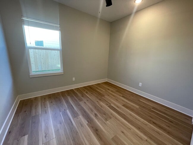 Building Photo - 1823/25 Hickory Creek