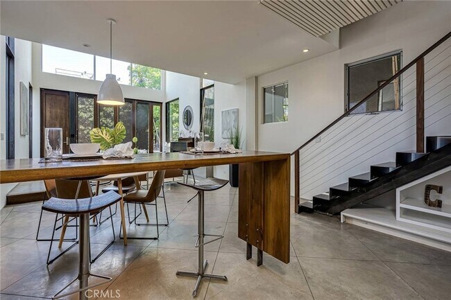 Building Photo - 414 Venice Way