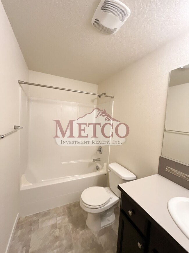Building Photo - FOR RENT: Beautiful Coburg 3 Bed / 2.5 Bath Craftsman!