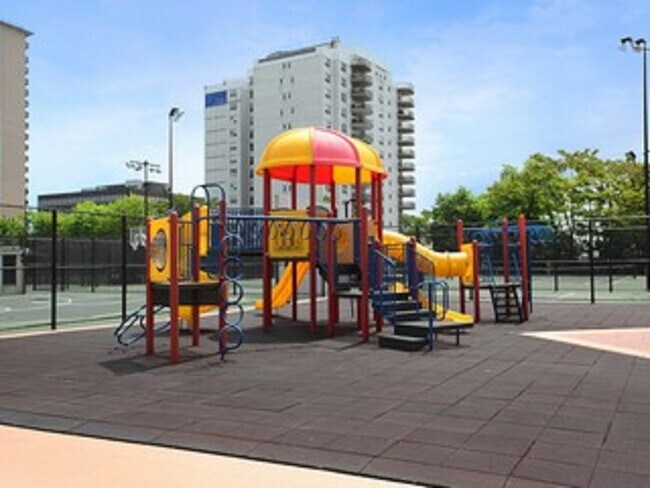 Building Photo - 2000 Linwood Ave