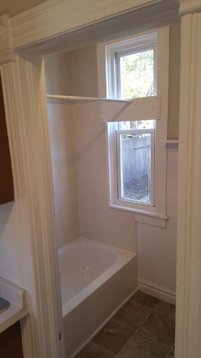 Building Photo - Charming 1-Bedroom Retreat on Colfax Ave – Your Cozy Minneapolis Haven Awaits!