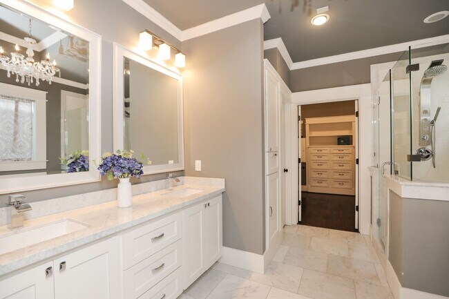 Building Photo - 907 E 25th St