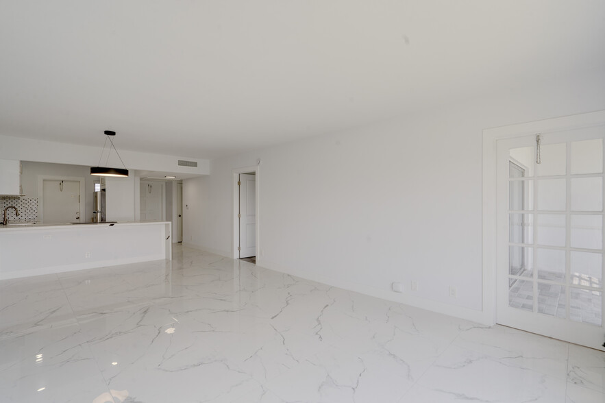 Building Photo - 3050 N Palm Aire Dr