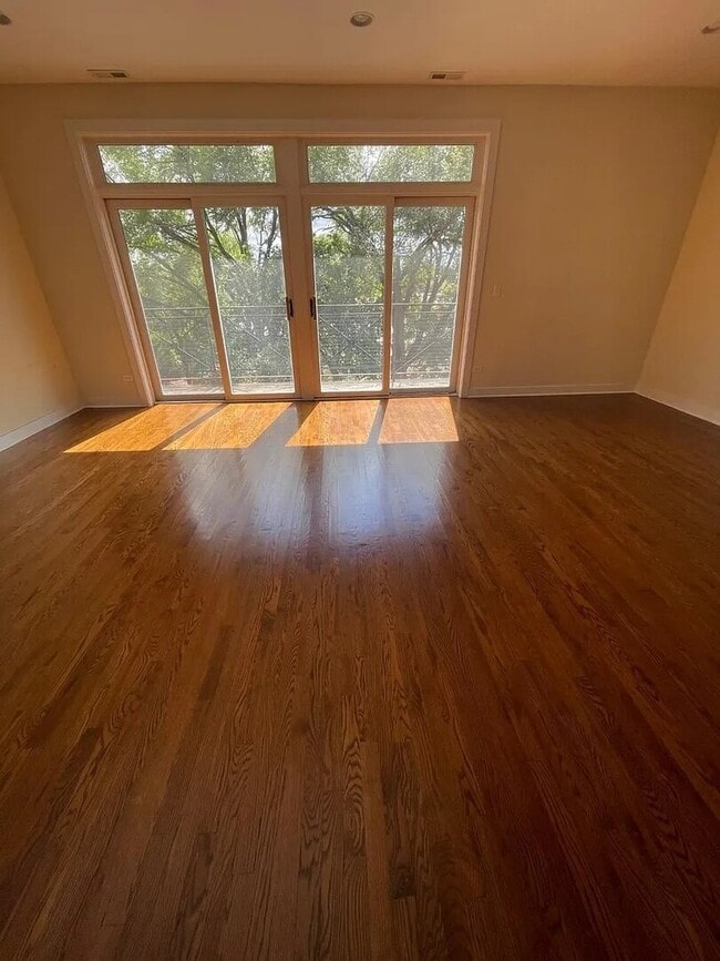 Building Photo - 3128 W Walton St