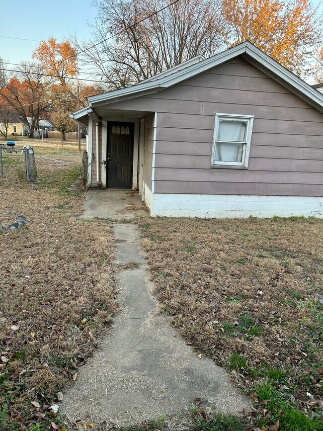 Building Photo - PRICE DROP!!!!!  Very Nice 3BR/1BA House in Great Neighborhood!