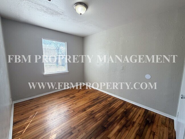 Building Photo - 410 N Flat St