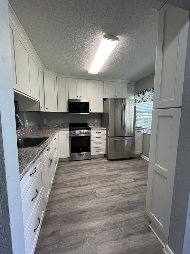 Building Photo - Kings Colony 2 / 2 bath with Florida room!