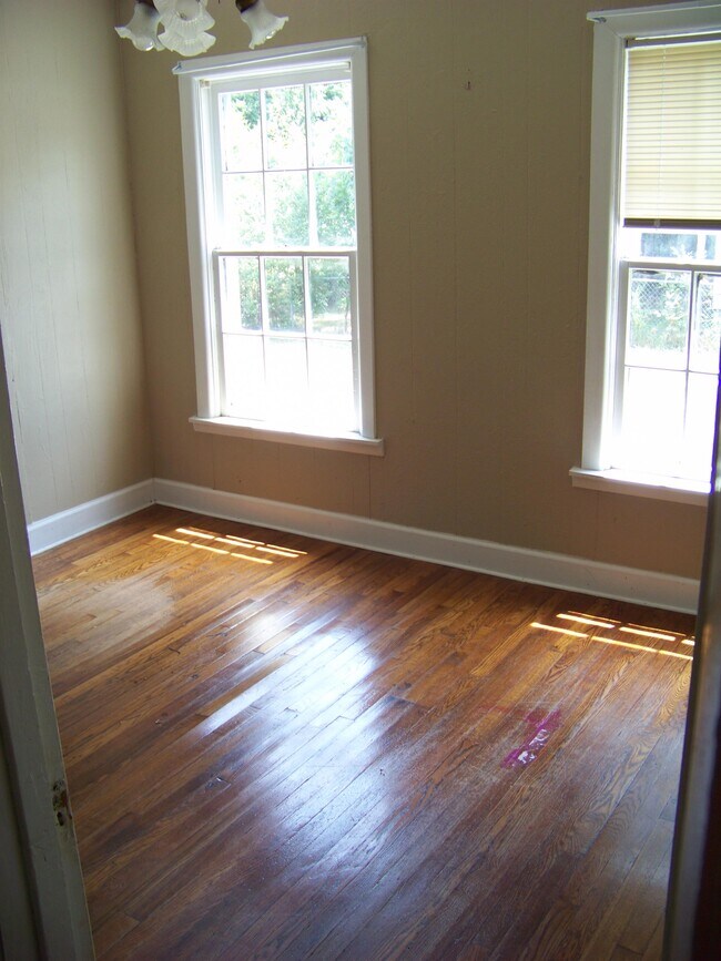 Building Photo - 28 N Broadview St