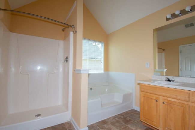 Building Photo - Impressive 3 Bed, 2.5 Bath Home