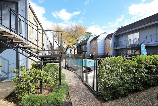 Building Photo - 6202 Skyline Dr