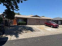 Building Photo - Cozy Update Duplex