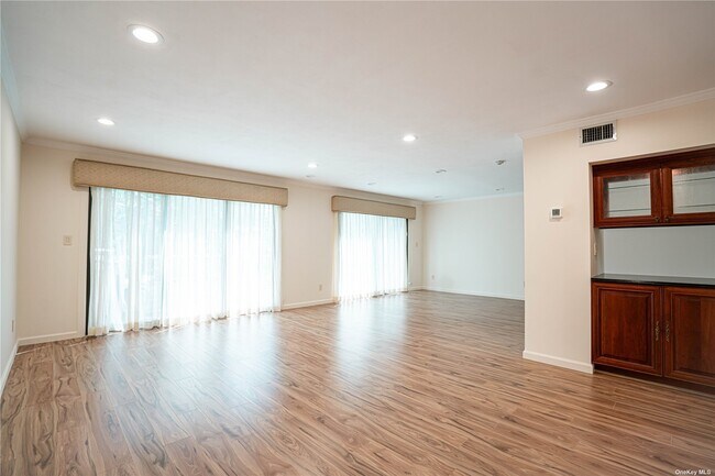 Building Photo - 30 Club Dr S