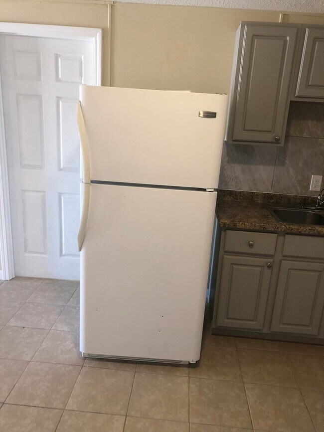 Building Photo - Renovated 2 Bedroom 1 Bath Apartments for ...