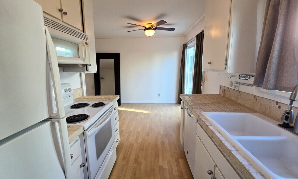 Kitchen - 972 Larrabee St