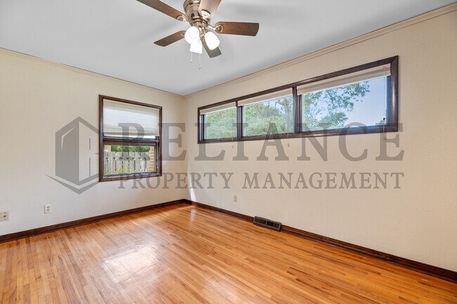 Building Photo - 614 N Brownthrush Ln