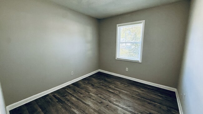 Building Photo - 2432 Yorkshire Dr SW