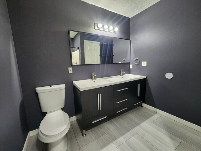 Building Photo - Updated 3 bedroom