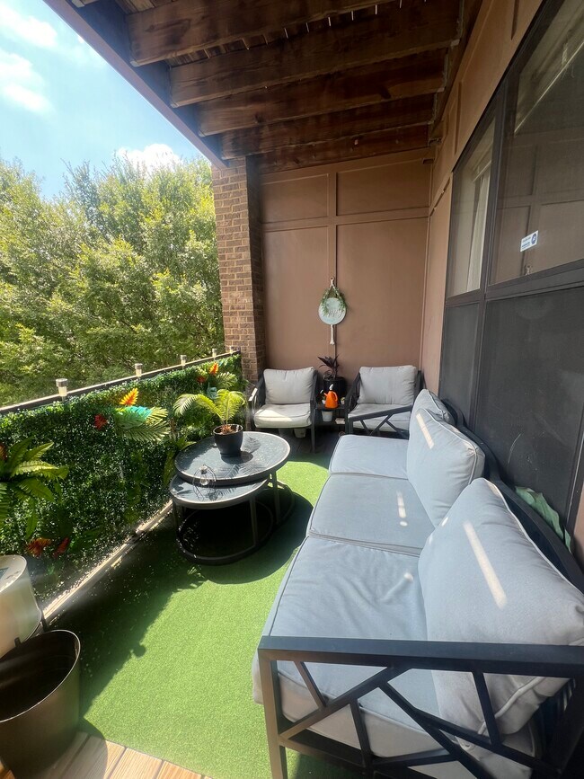 Building Photo - 898 Oak St SW