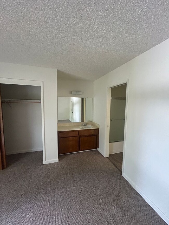 Building Photo - Kingsbury Greens HOA 2 bedroom 1 1/2 bath in Alta Sierra