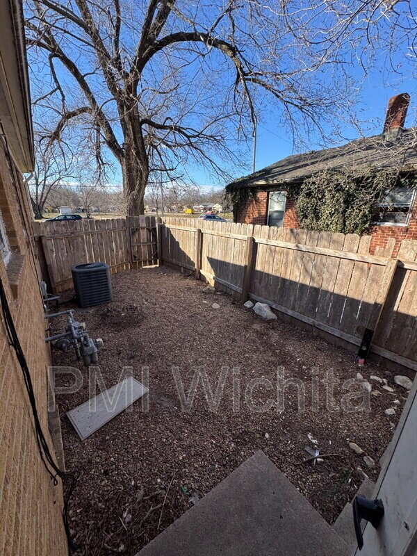 Building Photo - 6124 E Harry St