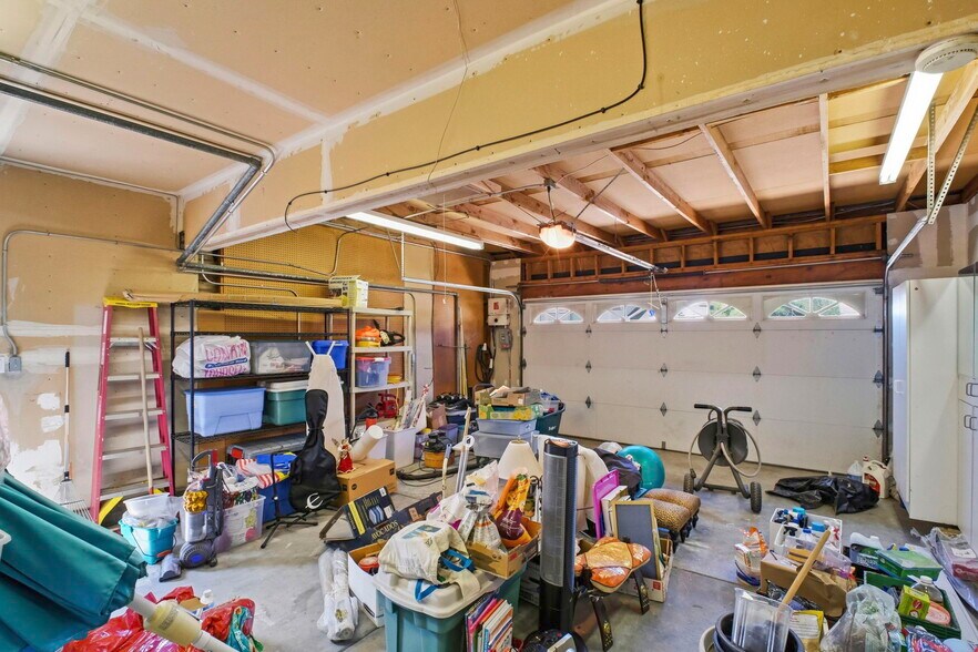 Building Photo - 6001 Castlebrook Dr