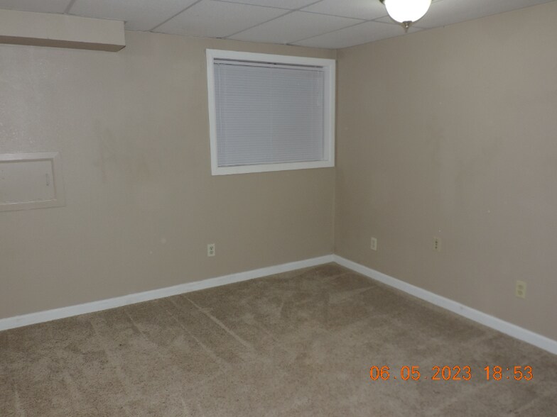 Building Photo - 4240 S Mobile Cir