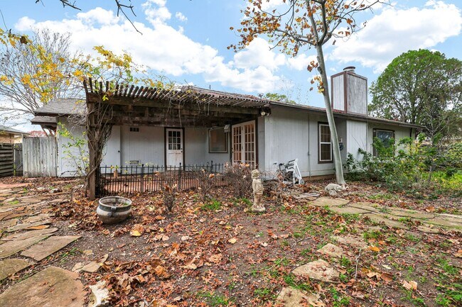 Building Photo - ***MOVE-IN SPECIAL: TWO WEEKS FREE***Single-Story Retreat with Versatile Spaces in Established Ne...