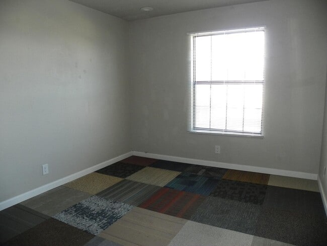 Building Photo - 811 Country Club Dr SE