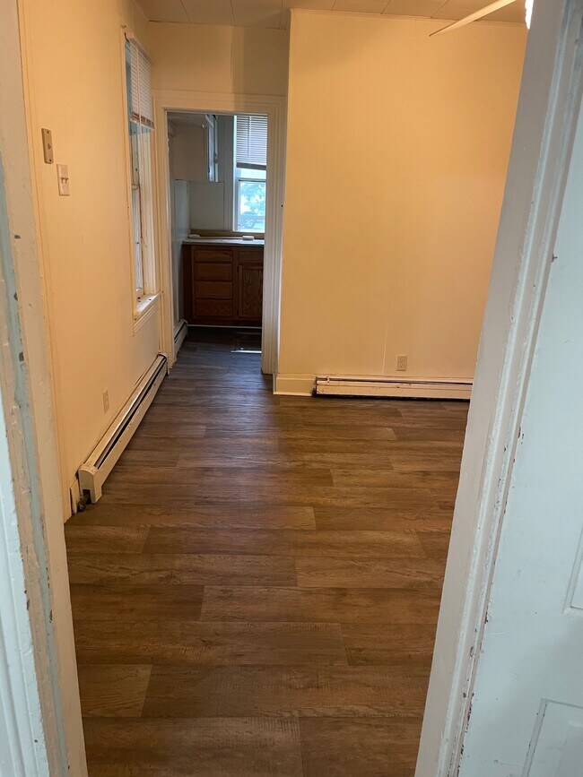 Building Photo - 1121 6th Ave E