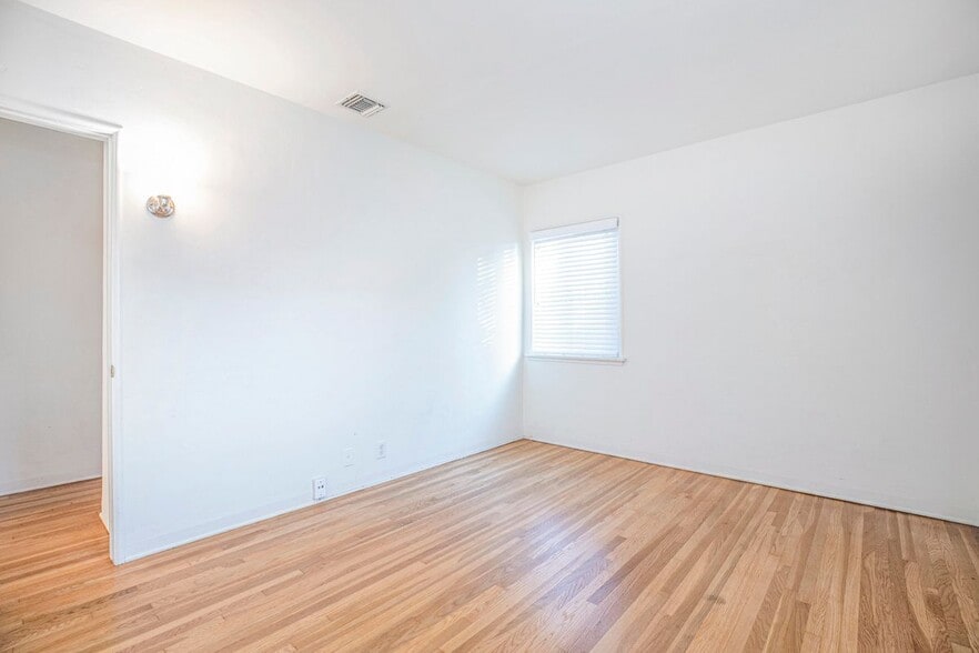 Building Photo - 2206 N Orchard Dr