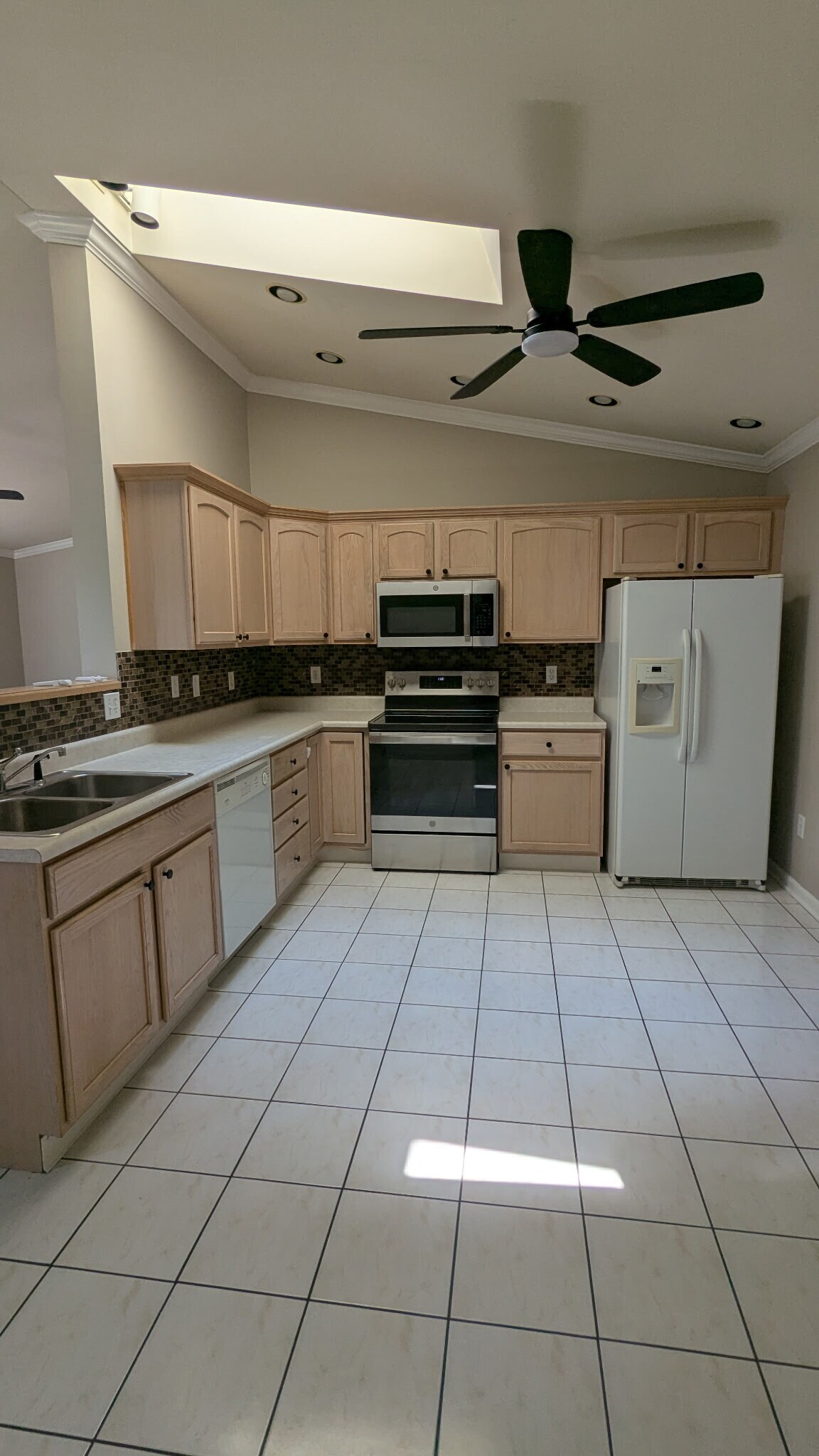 Building Photo - 1643 Chestnut Dr