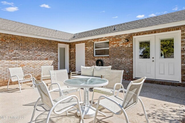 Building Photo - 3 BD 2 BA Home in the Bayou View School District of Gulfport includes LAWN CARE