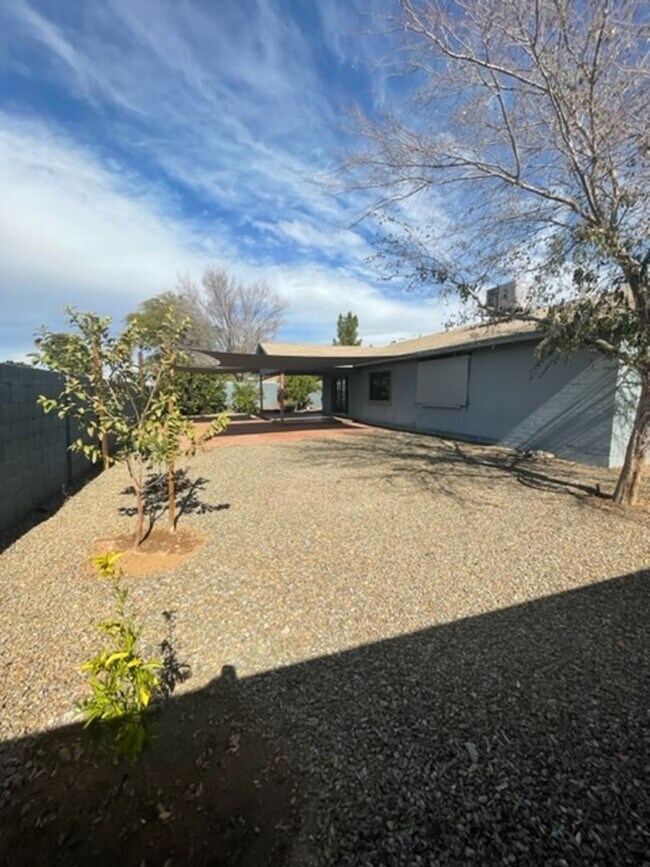 Building Photo - Charming 3 Bedroom Home | Oversized Backyard on Corner Lot