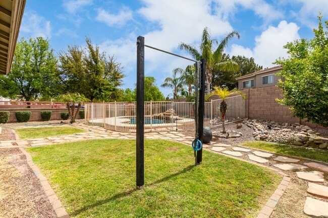 Building Photo - Lovely home in cul-de-sac lot with fenced pool!