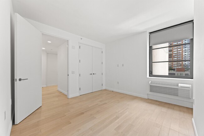 Building Photo - 160 1st St